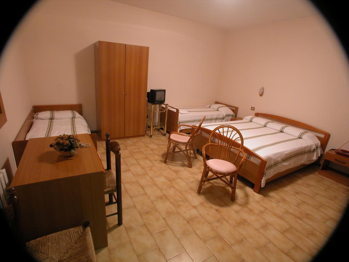 Rivodutri Albergo-Ristorante"Parco Alle Noci"Tra La Cascata Delle Marmore,Labro E Valle Santa Di S Francesco מראה חיצוני תמונה